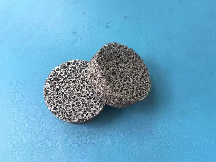 泡沫铝板由铝合金压铸成型，是目前不对环境造成二次污染的绿色环保新型高科技产品。